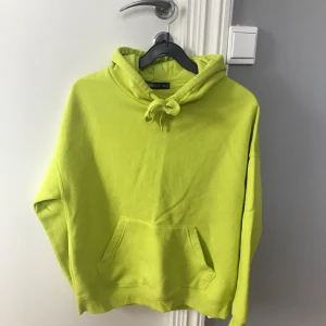 Hoodie - En asskön och snygg hoodie i typ gröngul färg