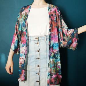 Unik färgsprakande kimono-cardigan 🦚🌟 storlek xs/s men passar ju även större storlekar eftersom den har sån lössittande passform. Frakt tillkommer! 