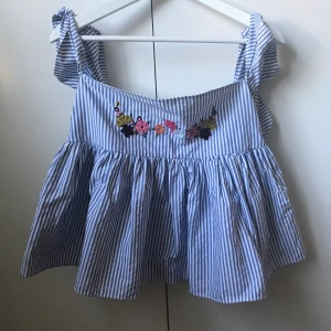 Somrig off-shoulderblus - Jättefin somrig off-shoulderblus från zara med broderade blommor. Strl L men passar perfekt på mig som är S. Knappt använd & köpare står för frakten🦋🦋🦋🦋🦋