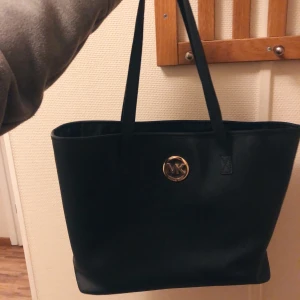 Michael kors väska  - Äkta Michael Kors väska, inköpt i New York. Pris kan diskuteras vid intresse! 