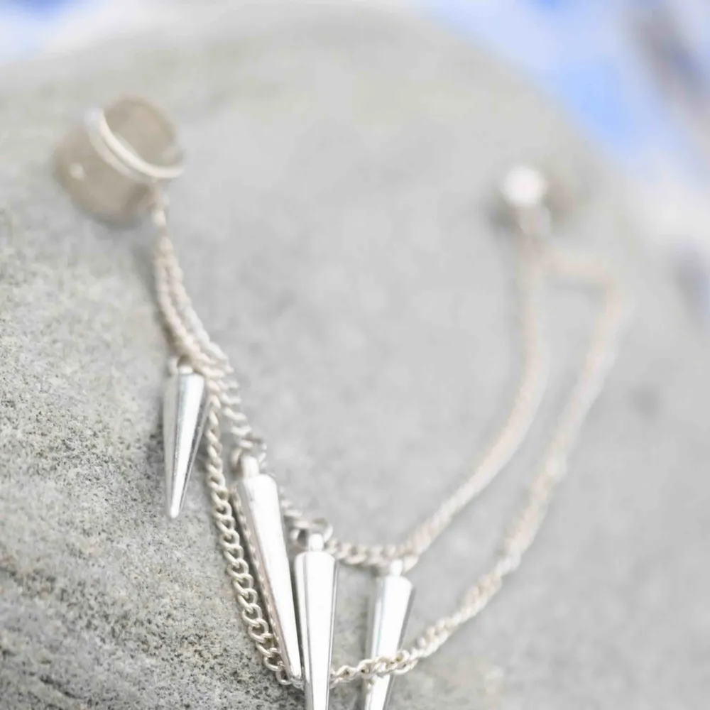 Ett örhänge med en sån där hang on grej!  💛💛💛  Frakt tillkommer på 11kr, passa på och köp fler 🤍🤍🤍  #smycken #örhängen #silver #earings. Accessoarer.