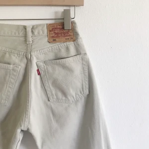 Levis 501  - Levis 501 köpta på tradera men var tyvärr alldeles för små för mig😞 märkt strl 26/32 men upplever dom mindre än så. Jag brukar ha strl 27 och tror dessa blir bättre på någon som har 24-25! Midjemått är 32cm mätt rakt över och innebenslämgd 68cm 🌸 SÅ fina!