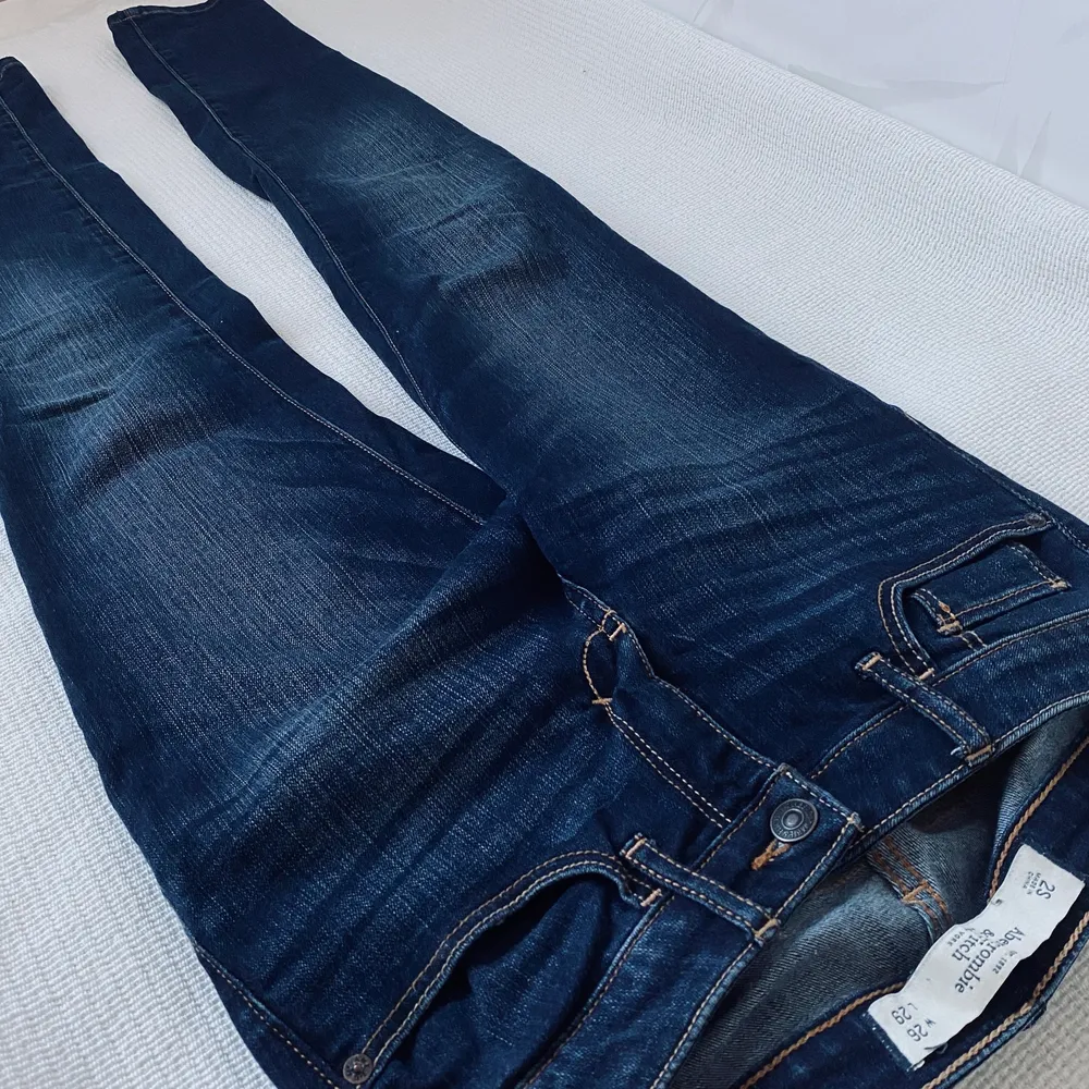 Använda fåtal gånger, nyskick storlek 2S - W26 L29. Snygg jeansfärg med aningen slitningar / ljusare partier på lår och knä. Skinny jeans. Jeans & Byxor.