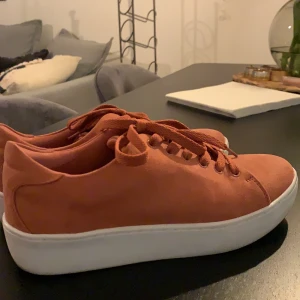 Sneakers  - Fina rosa sneakers från skopunkten 💘 storlek 37! Använd ca 5 gånger! 