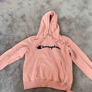  - Jättefin babyrosa huddie  från champion. Knappt använd