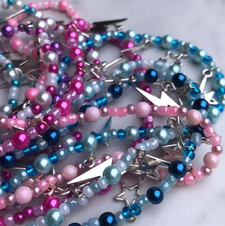 Handgjorda pärlhalsband gjorda av mig! 🤩 finns massa fler sorter på min instagram!!😍😍 @yougojewelry 😘. Accessoarer.