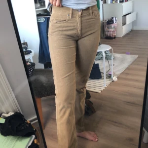 Ralph Lauren byxor - Säljer mina bruna manchesterbyxor från Ralph Lauren. Säljer då dem var för små och därför inte används. Storlek 26 och köpta för 1800kr. Mitt pris är 1200 kr. Sänkt pris till 899 kr!