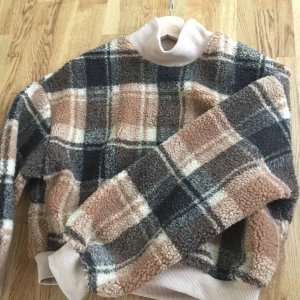 Trendig tröja - Supermysig trendig tröja köpt här på plick men tyvärr passade inte mig. Endast testad utav mig. 