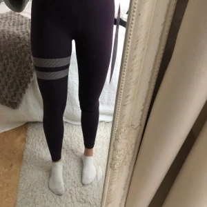 Stronger tights  - Träningstight från stronger i färgen Lila. Använda fåtal gånger bra kvalite, nypris 699kr 