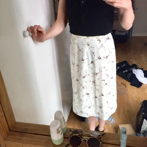 Blommig sommarkjol - Jättesöt kjol som jag köpt på second hand. Passar bra inför midsommarfester ✨🌸💛 Går ner över knäna på mig. Jag är 178cm🌱