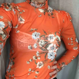  - Jag säljer denna sjukt fina mesh-tröjan från nelly i storlek medium! Den är aldrig använd. Tröjan har polokrage och små axeldetaljer! Kontakta mig för fraktinfo, frågor eller mer bilder! 🌸😃