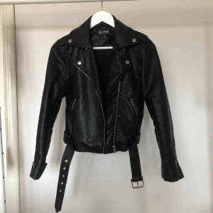  - Skinnjacka från Lindex. Endast använd ett fåtal gånger. Strl. 38 men mer som en 36.