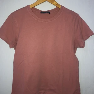 Gammelrosa t-shirt - Sparsamt använd favorittröja från Brandy Melville. Storlek S. Säljer den för att den har blivit för liten för mig. Frakt tillkommer 