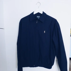 Ralph Lauren jacka - Blå jacka från Polo By Ralph Lauren. Köparen står för frakten.