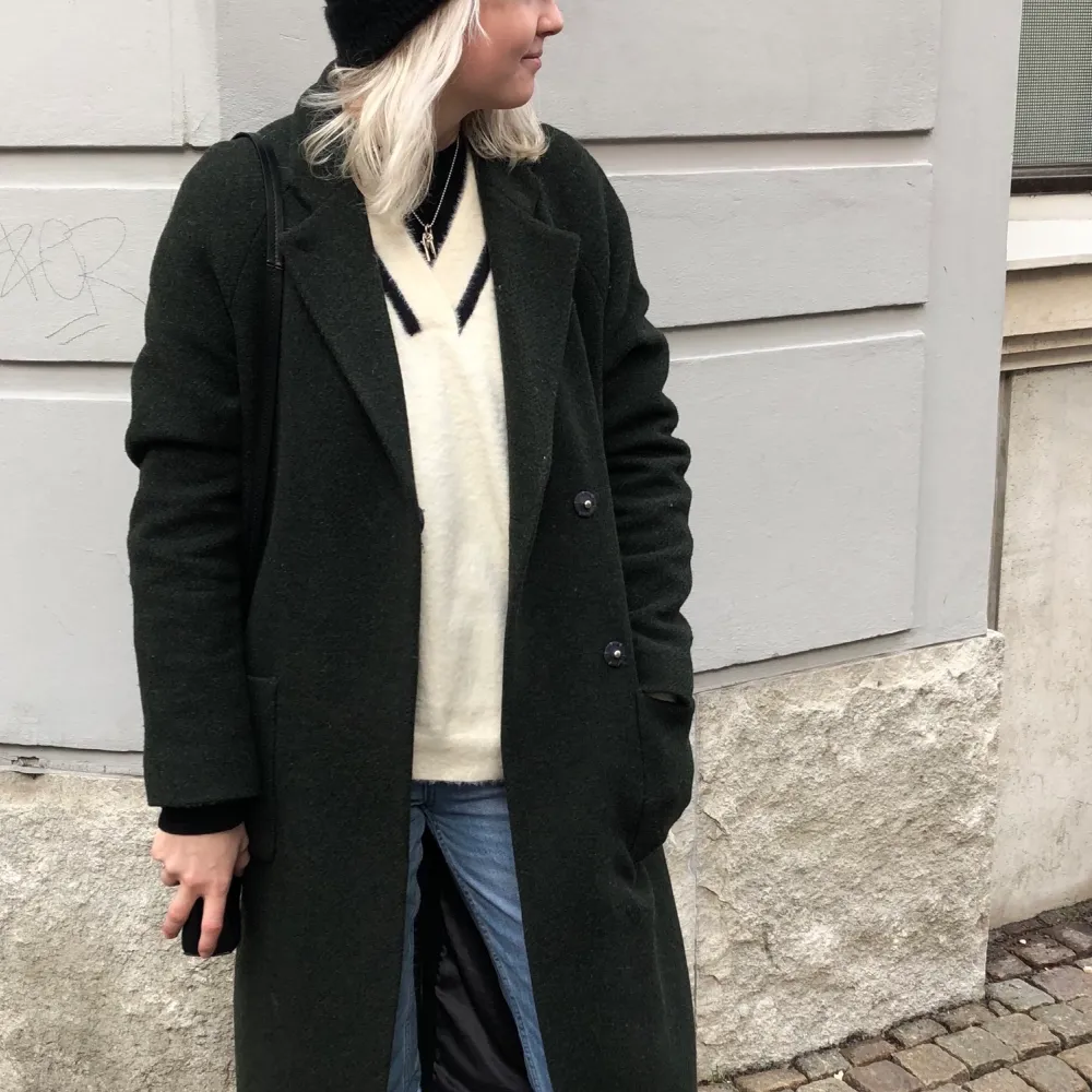 Säljer min mörkgröna kappa från Brixtol ! Köptes på Grandpa i Göteborg, hösten 2017 dock bara använd sparsamt under höst och vinter säsongerna efter det. Bra skick då jag sett över den och tagit hand om den.  Nypris: 3500kr. Jackor.