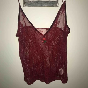  - Rött spetslinne från bikbok. Ros framtill, jättefint!! Justerbara axelband så funkar för många storlekar!