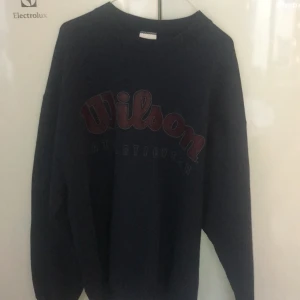 VINTAGE SWEATSHIRT WILSON - Supernajs oversized vintage Wilson tjocktröja. Cond 9/10. Storlek XL men passar även L. Kan mötas i sthlm eller fraktas👍