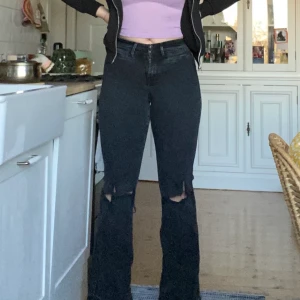 Svarta/grå bootcut med hål - Är 165 och de är väldigt långa på mig, står på tå i första bilden. De är även väldigt stretchiga💖 skulle även passa bra om man har lite större lår och rumpa men mindre midja 