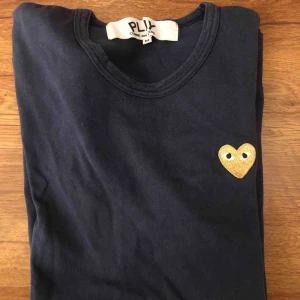  - Mörkblå CDG tröja i storlek M men sitter som S. Säljes då den är för liten. Bra skick