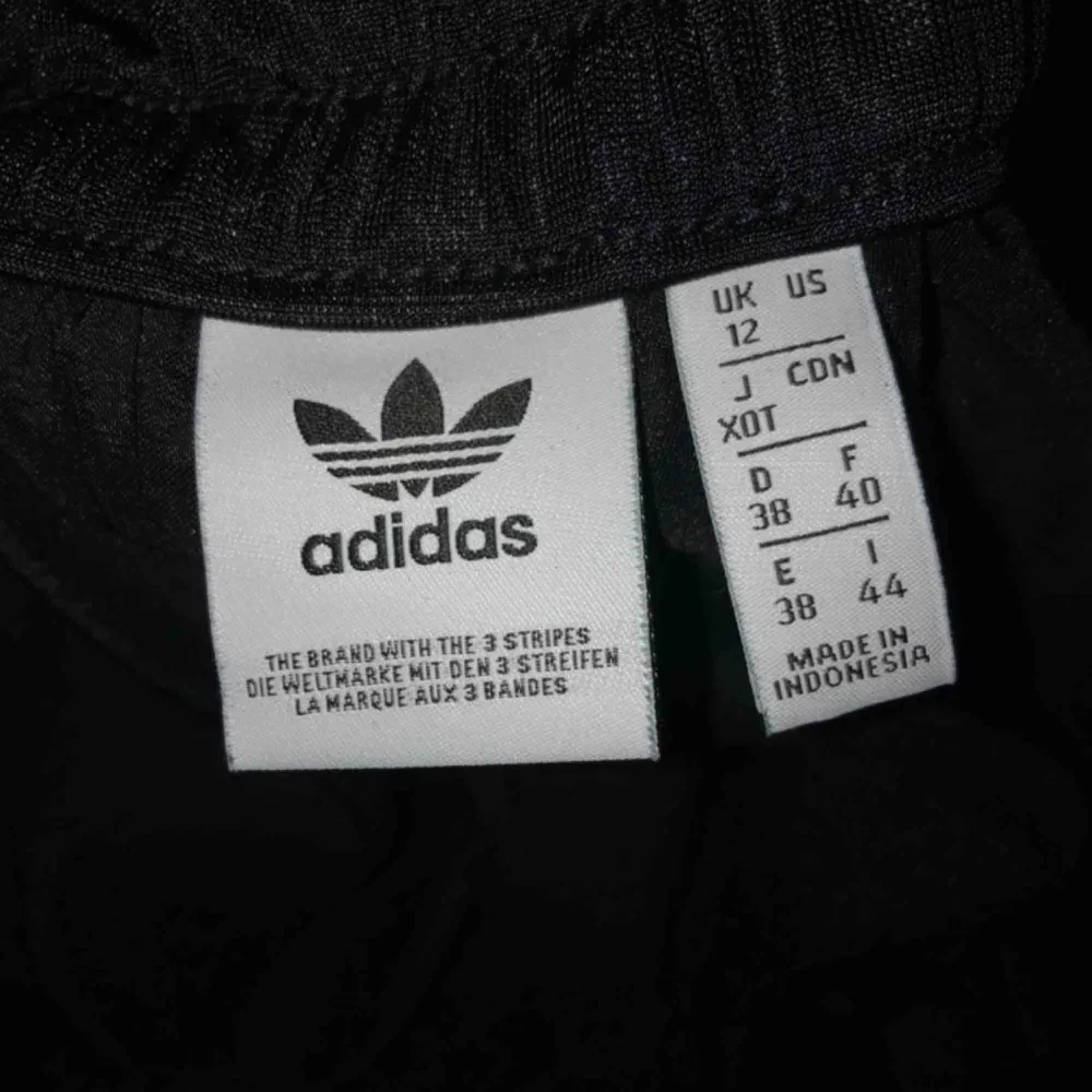 Popper pants från Adidas i strl 38, använda en gång. Såå fina men tyvärr lite för stora på mig (brukar ha strl 36). Priset är exkl. frakt, möts även upp i Göteborg. . Jeans & Byxor.