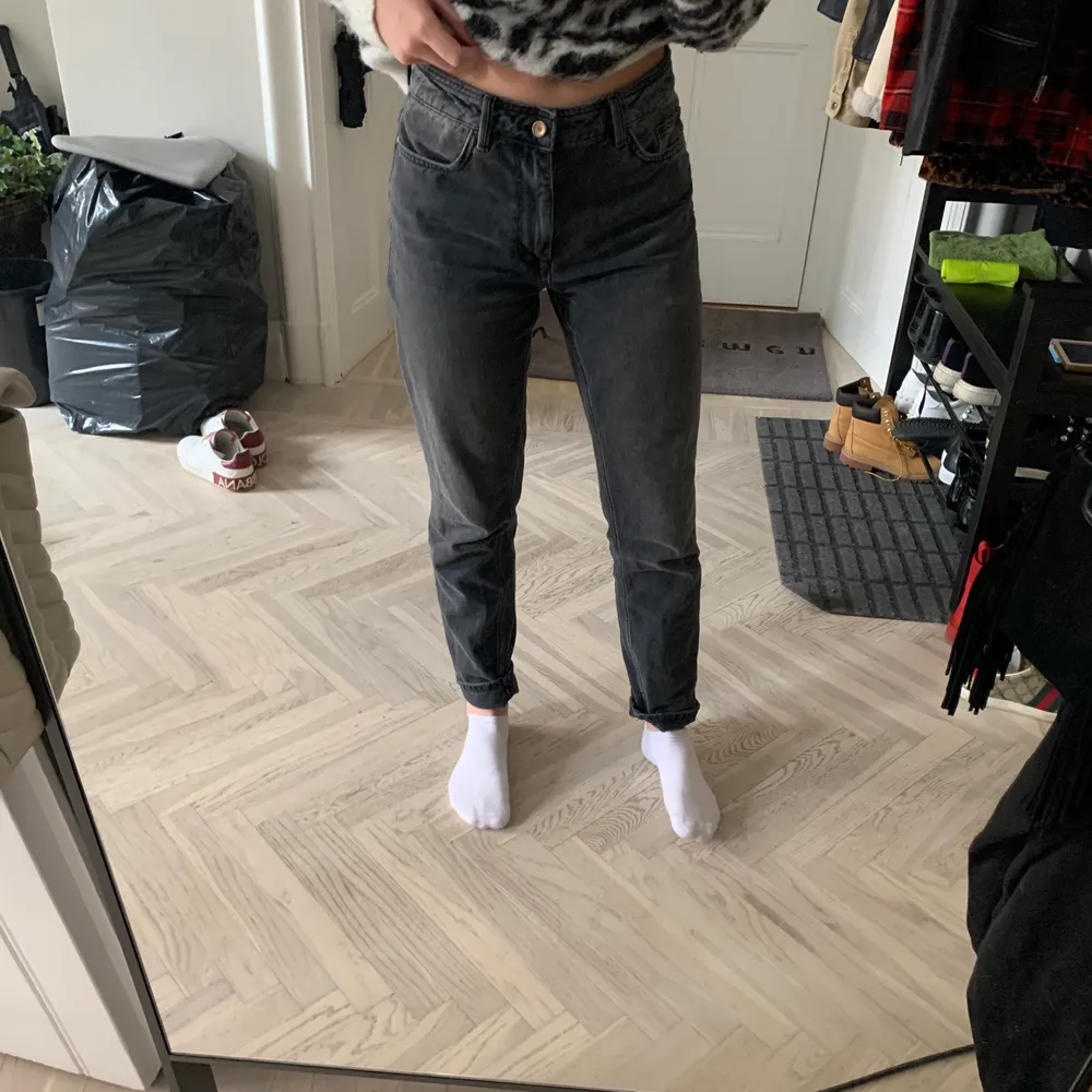 Zara mom jeans, Strl 36 men passar även 38. Använda fåtal gånger, bra skick. . Jeans & Byxor.