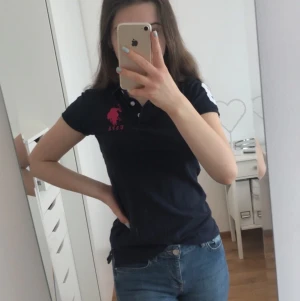 Marinblå Uspa tröja storlek s - Marinblå uspa tröja i storlek s men passar även till xs🌸 använd några gånger. Frakt betalas av köparen✨