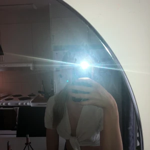 Vit knyttopp - Vit knyttopp i strl 36, använd ca 2 gånger så de är inget fel på den! Man kan knyta den lite hur man vill🥰 frakt tillkommer 