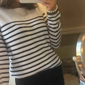  - Snygg randig stickad tröja! Galet fin speciellt till blåa jeans! Använd få tal gånger! Jag är ca 165 cm lång!