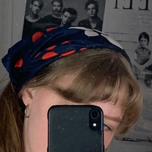 Scarf med mönster! - Går att stylea på flera olika sätt, se bilder! Mått 65x65cm. Frakt tillkommer på 11kr.