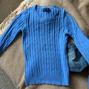 Blå kavelstickad  - Blå tröja