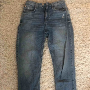 Jeans - Jättefina momjeans från river island använda få gånger storlek 10 men ca 36/ S. köparen står för frakt 