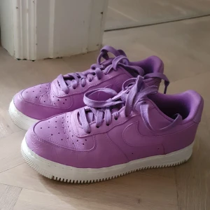 Air force 1 💜 - Intressekoll på mina air force med lunarlonsula! Så sköna och otrolig färg! Inköpta 2018 på Arkivet och ska ha lämnats in av Zara Larsson enl. personalen (!) Sparsamt använda, lite creasing pga något för rymliga för mig. Buda från 400 :)