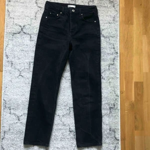  - Fina jeans från Gina tricot i en lite vidare modell! Lite svart urtvättad färg (de ska va så), frakt tillkommer på 63kr!💖💞