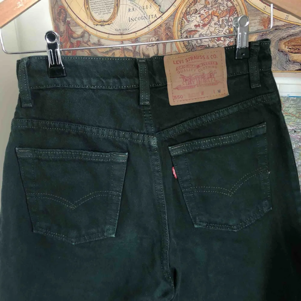 Mörkgröna Levi’s jeans som sitter som en smäck! Köpta på Beyond Retro. Går lite in i midjan för form. Pris kan diskuteras vid frakt.. Jeans & Byxor.