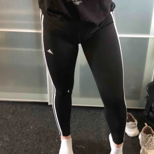  - Adidas byxor MEN det är som tränings tights (inte som dom vanliga adidas byxorna S Köparen står för frakt!!
