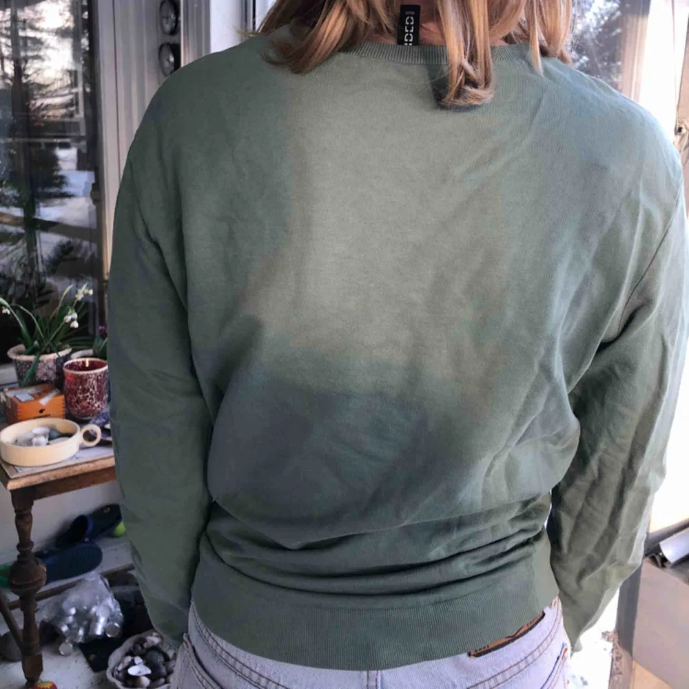 Cool gröngrå sweatshirt från hm med tryck. Nästan oanvänd och i fantastiskt skick. Kan skicka mer bilder om det önskas. Köparen står för frakten. . Tröjor & Koftor.