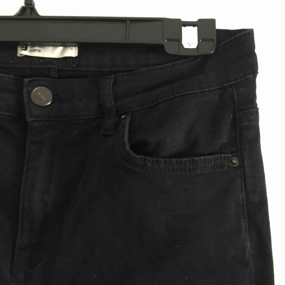 Svarta bootcut/flare jeans från GinaTricot i strl M. 📬 Frakt: 63 kr spårbart. Jeans & Byxor.