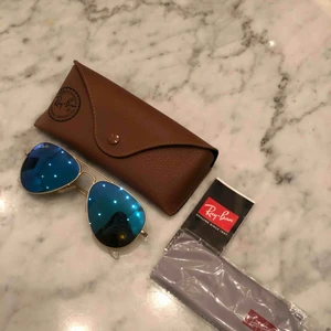  - Ray-ban solglasögon med blått spegelglas. Sparsamt använda, ej repiga. Köpa på NK 