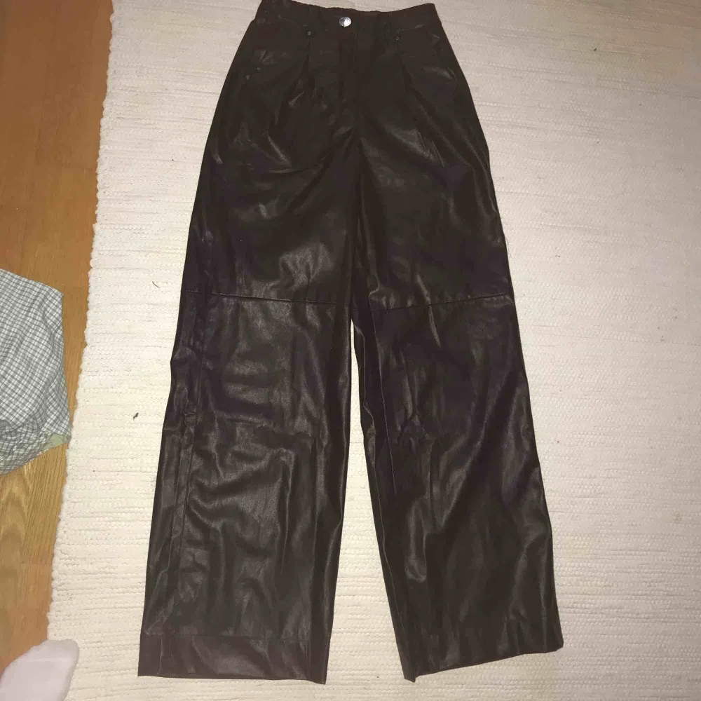 Ett par svincoola vida skinnbyxor (fake) från bershka som inte kommer till användning. Passar XS/S Köparen står för frakten🌸. Jeans & Byxor.