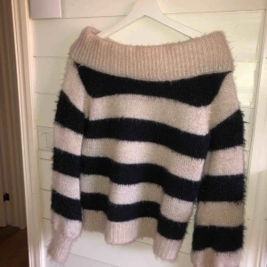  - En off the shoulder stickad tröja från GinaTricot. Använd ca 3 gånger och är i väldigt fint skick! Storlek S men passar även till M! 