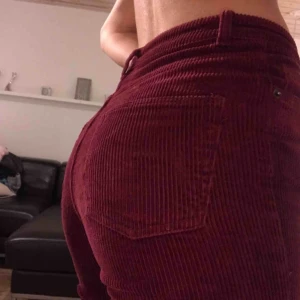  - Röda manchesterbyxor i bra skicka, använda endast 1 gång på grund av att de var för korta i benen. Stor i storleken och passar de som har XS/S. Köparen står för frakt.