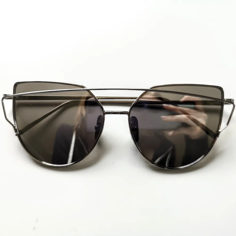 Riktigt snygga solglasögon ifrån DM Retro! Säljer då jag inte passar i glasögon tyvärr. Diskuterbart pris vid snabb affär🌹 Nypris 350kr. Accessoarer.