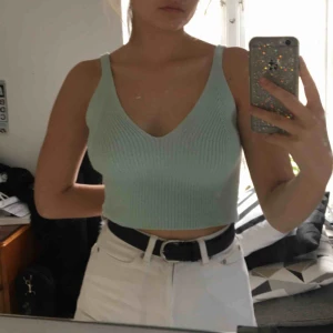  - Asfiiiiint stickat linne, perfekt till sommaren. En av mina favoriter! Storleken är lite oklar men passar förmodligen de flesta👼🏽