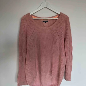  - En rosa stickad tröja från Tommy Hilfiger, ser nästintill oanvänd ut. Lite längre i modellen, en fin passform.