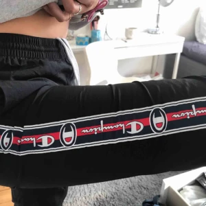  - Superhäftiga brallor från champion!! Har endast använt dess ett fåtal gånger! De är svarta i ett ganska prassligt material med en strap på sidan med champion-loggan. Är köpta på herravdelningen men passar både tjej som kille:)