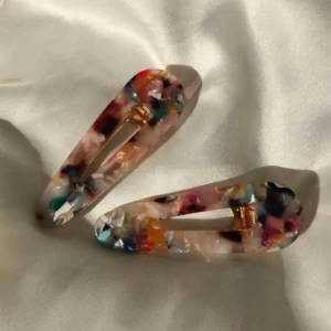  - Candy Clips x2  Säljer hårspännen i paket på 2, för endast 160kr + frakt. Tar pre-orders och ni får era spännen inom max 3v.   ig: @sotnosblocket Följ för andra kommande saker som man inte hittar på secondhand eller stan. 