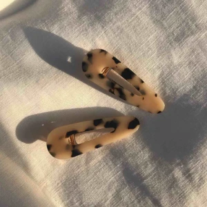  - Wild clips x2  Säljer hårspännen i paket på 2, för endast 160kr + frakt. Tar pre-orders och ni får era spännen inom max 3v.   ig: @sotnosblocket Följ för andra kommande saker som man inte hittar på secondhand eller stan. 