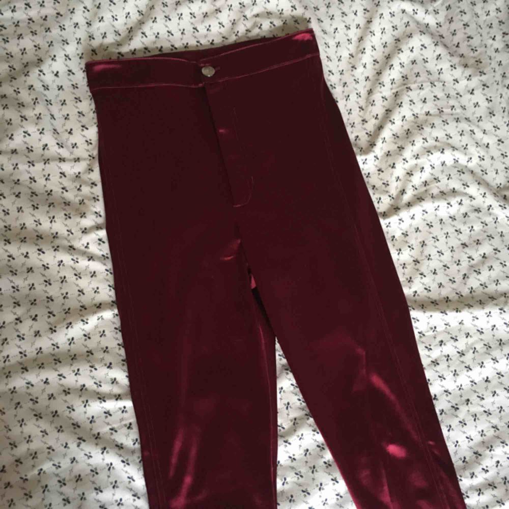 Vinröda disco pants från H&M. J | Plick Second Hand