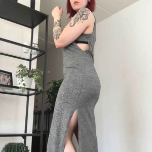  - Lång klänning (se längd på bild två, jag är 169 cm!), använd 1-2 ggr! Har du möjlighet att ses i Stockholm innerstad har du förtur 🌟