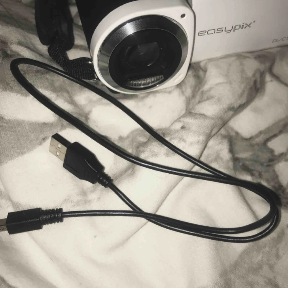 Kamera easypix DVC5227 FLASH WHITE super bra filmkamera som har handhållare för ett säkert grepp. Endast testad och är som ny! Nypris: 850 kr mitt pris: 450 kr. Övrigt.